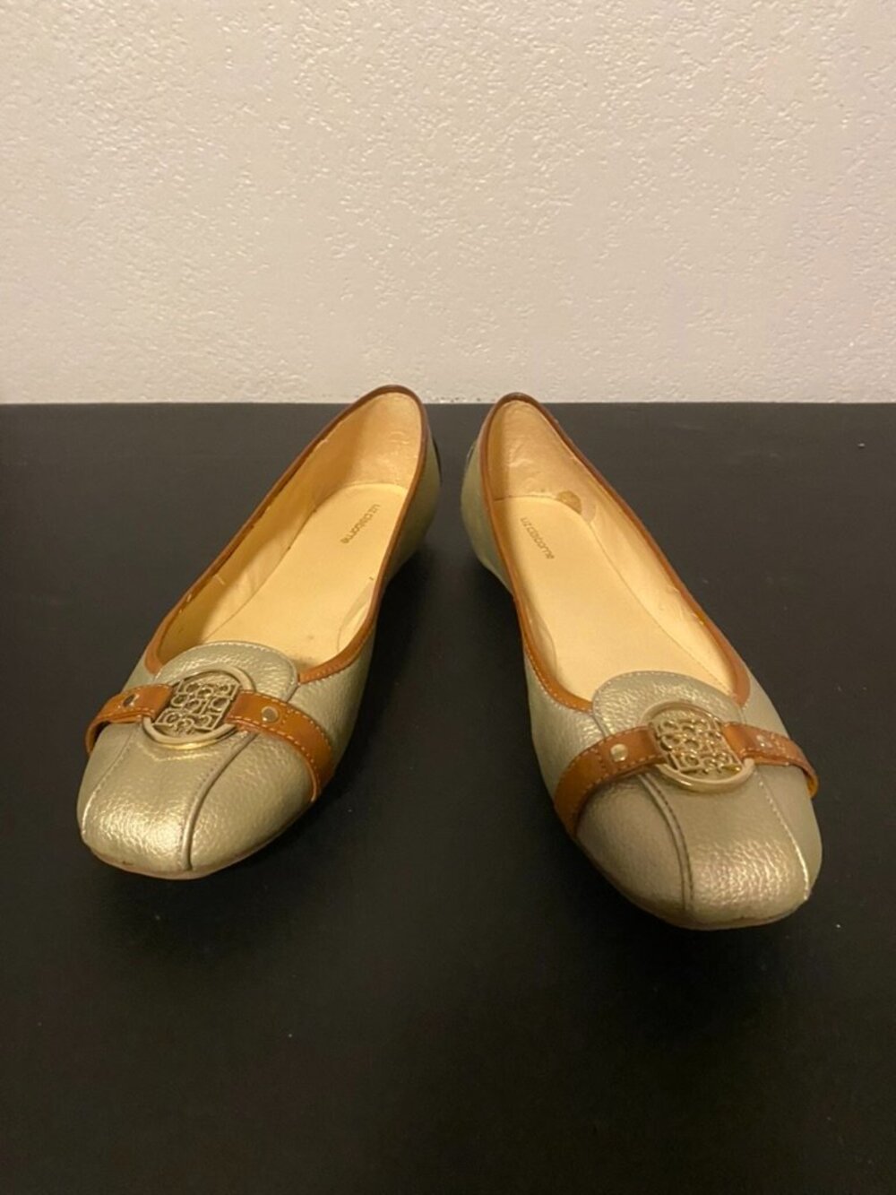 Liz Claiborne Iris Flex Form Metallic Gold Ballet Flats with Medallion, size 10